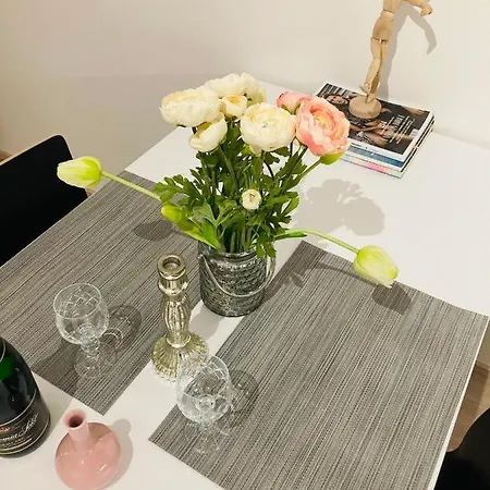 Blanc Harfa Design Apartment
