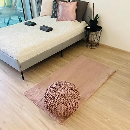 Blanc Harfa Design Apartment *